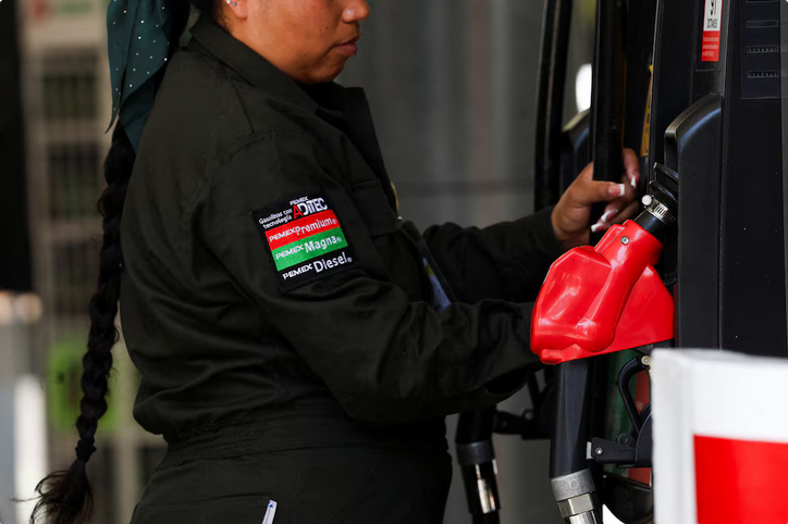 Gobierno federal convoca a gasolineros en Palacio Nacional para evitar alzas en combustibles