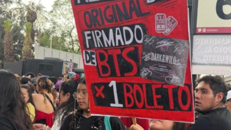 Aficionada intenta conseguir entrada para concierto de BTS canjeando colección de discos autografiados