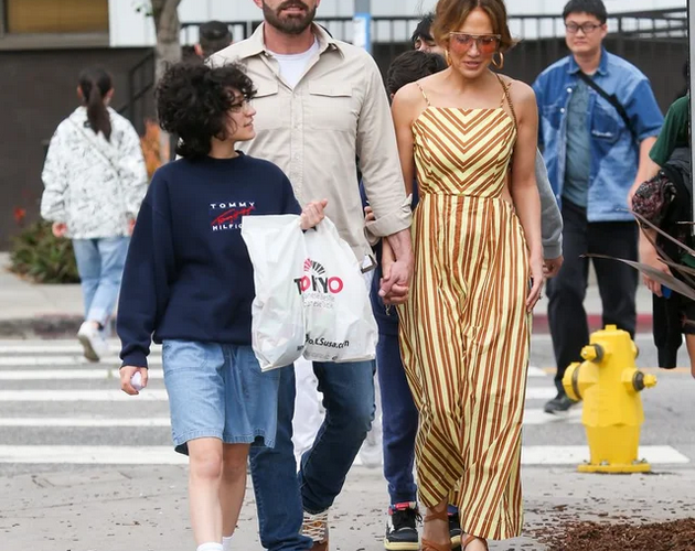 Jennifer Lopez asiste a concierto de Ariana Grande con su hijo y amigo en California
