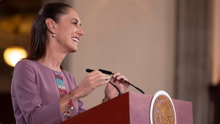 Presidenta festeja sus 64 años durante la conferencia matutina en Palacio Nacional
