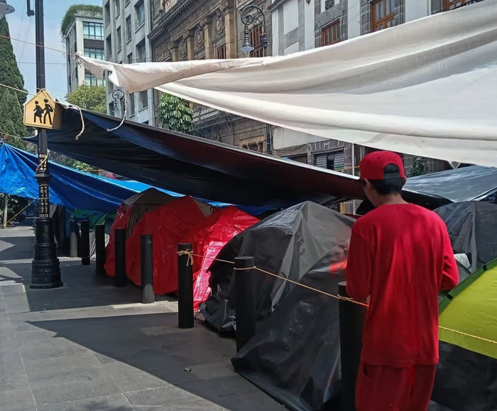 Sheinbaum rechaza desalojo de plantón magisterial en el Zócalo capitalino