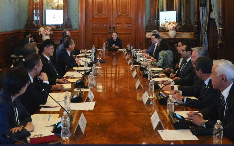 Claudia Sheinbaum recibe a empresarios japoneses en Palacio Nacional para dialogar sobre inversiones