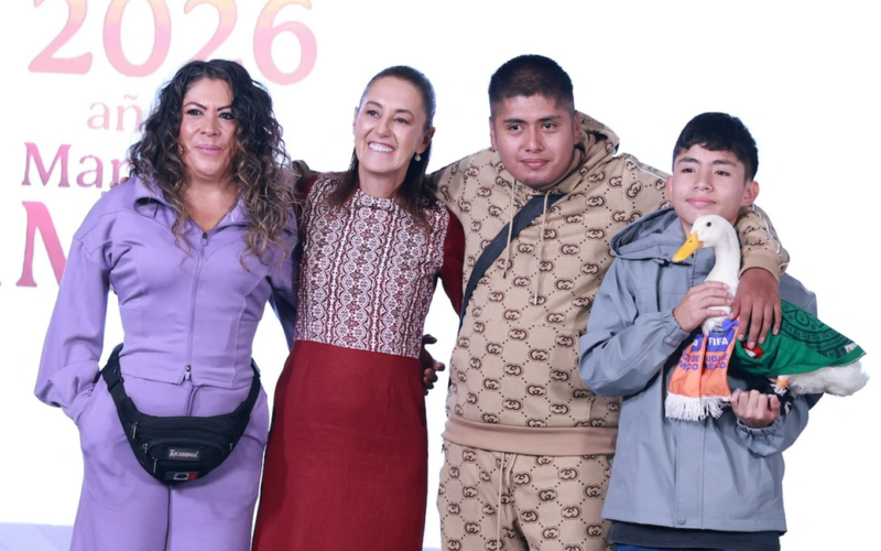 En la mañanera, Sheinbaum anuncia que la familia del Pato Merlín ya tiene vivienda gracias a programa del INVI
