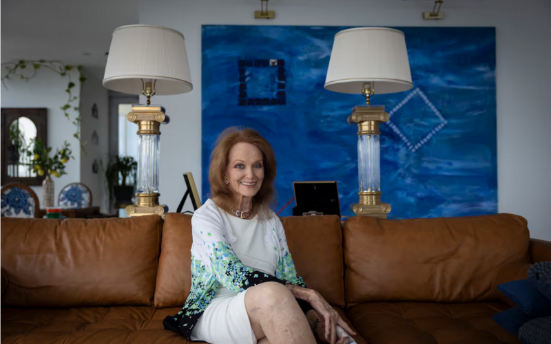 Christiane Martel, la primera francesa coronada Miss Universo, reivindica su vínculo con México en una autobiografía