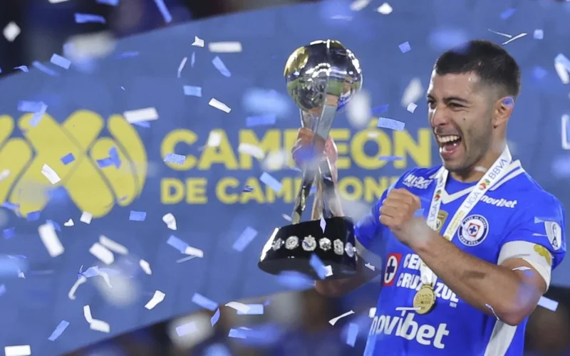 Mónaco busca cerrar el fichaje de Erik Lira ante la competencia de equipos europeos y árabes