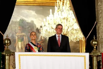 Artesanas y muxes de Oaxaca confeccionaron el vestido que lució Claudia Sheinbaum en su segundo Grito de Independencia