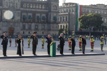 Claudia Sheinbaum encabeza homenaje a víctimas de los terremotos de 1985 y 2017 en el Zócalo