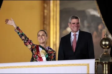 Jesús María Tarriba acompaña a la presidenta Claudia Sheinbaum en el segundo Grito de Independencia