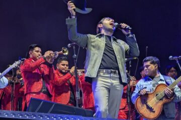 Joss Favela emociona a la gente en los festejos del Grito en Chihuahua