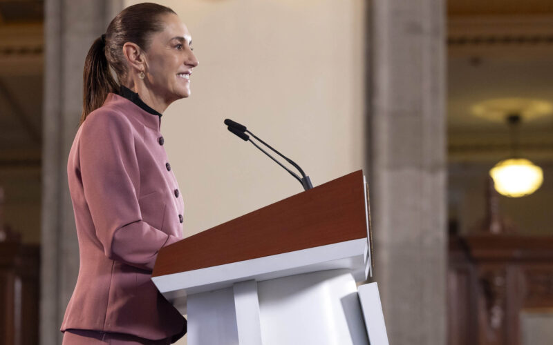 La presidenta Sheinbaum destapa a una televisora que recibió contratos con sobrecostos de hasta 60% en medicamentos en el Edomex priista y anuncia un ahorro de 70 mil millones de pesos al eliminar a los intermediarios corruptos del PRIAN