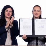Durante la mañanera, la presidenta Claudia Sheinbaum firma el decreto que prohíbe la doble nacionalidad para aspirantes a la presidencia y gubernaturas