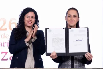 Durante la mañanera, la presidenta Claudia Sheinbaum firma el decreto que prohíbe la doble nacionalidad para aspirantes a la presidencia y gubernaturas