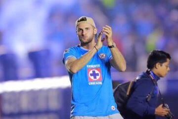 Seguidores de Cruz Azul sueñan con el retorno de Santiago Giménez para el centenario