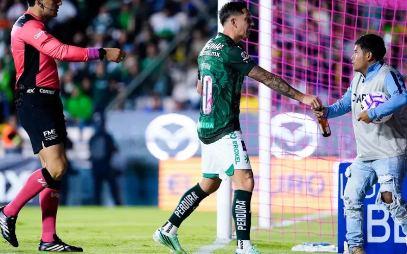 Lanzan botella de vidrio al campo durante el encuentro entre León y América