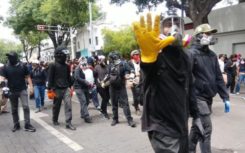 Movimiento Ciudadano infiltra encapuchados en marcha pacífica por el agua del pueblo de Jalisco para montar violencia, la misma práctica represora del PRIAN